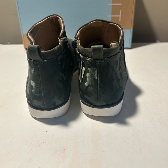LifeStride velocity 2.0 comfortable ankle booties army green zip sides size 8 - Picture 3 of 10